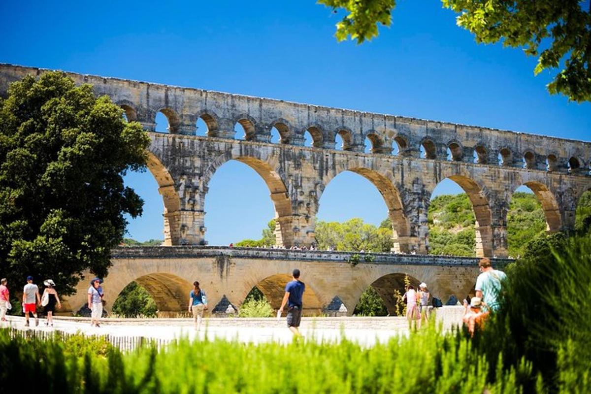 un gran pont de pedra amb gent caminant per sota