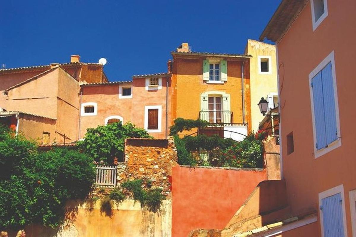 un gruppo di edifici uno accanto all'altro