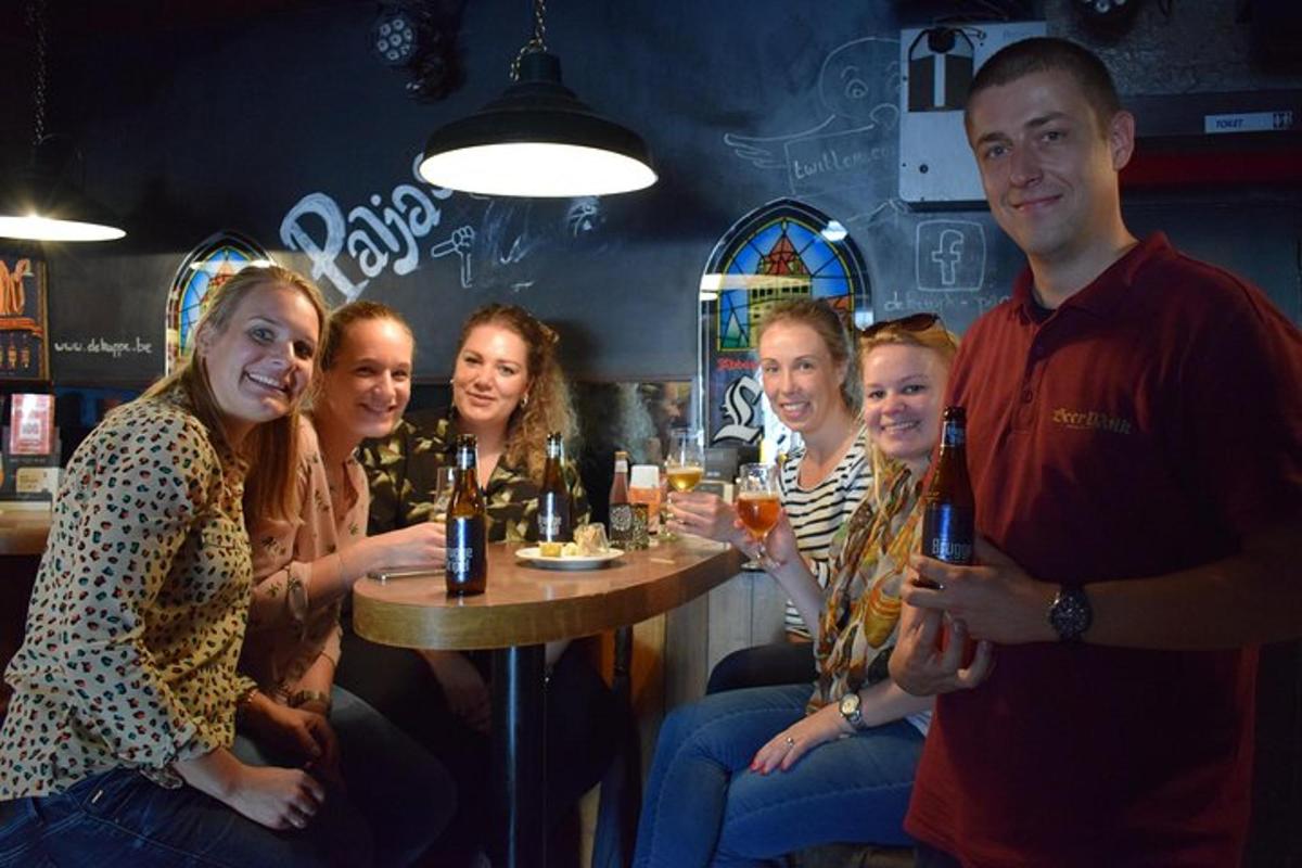 skupina lidí sedících kolem stolu v baru