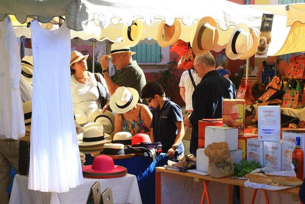 un grup de persones amb barrets al voltant d'un mercat