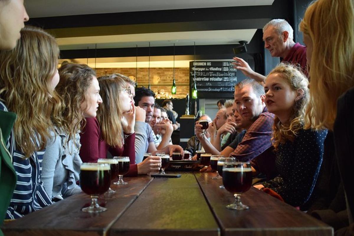 een groep mensen die aan een tafel zitten met wijnglazen