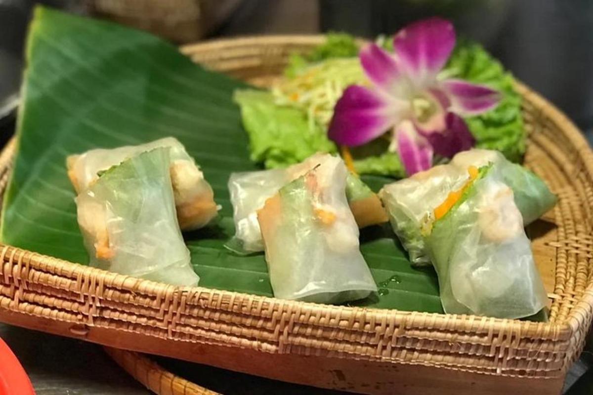 叶子上放着一个装满食物的篮子