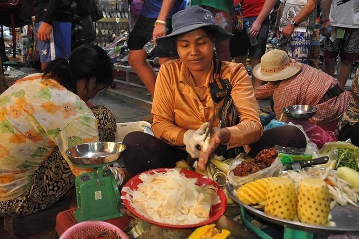 一名妇女正在市场准备食物