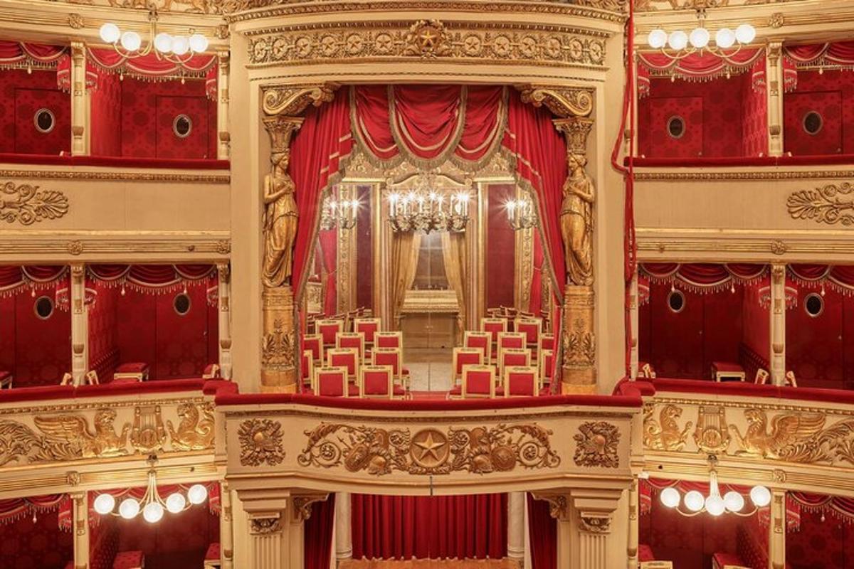 un gran teatre amb cortines vermelles i un llum de sostre