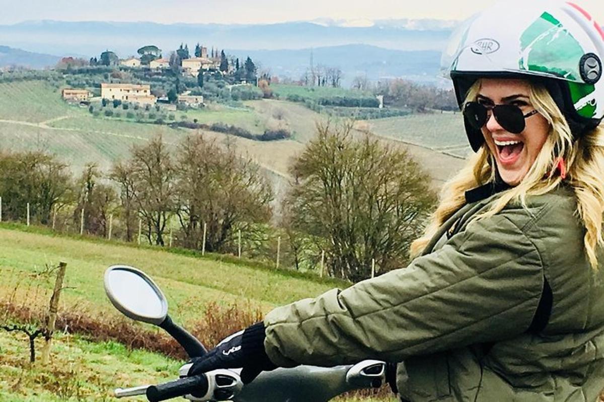 Žena jede na motorce na kopci