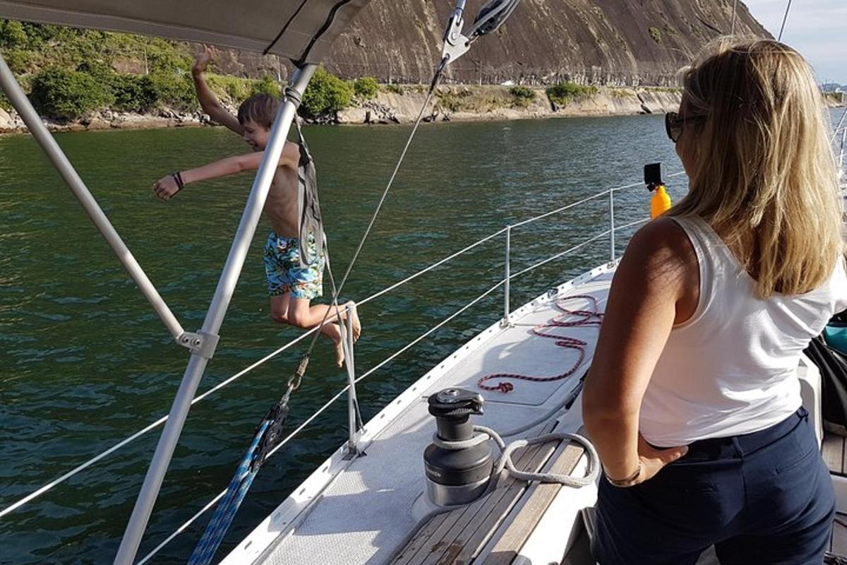um homem e um menino em um barco na água