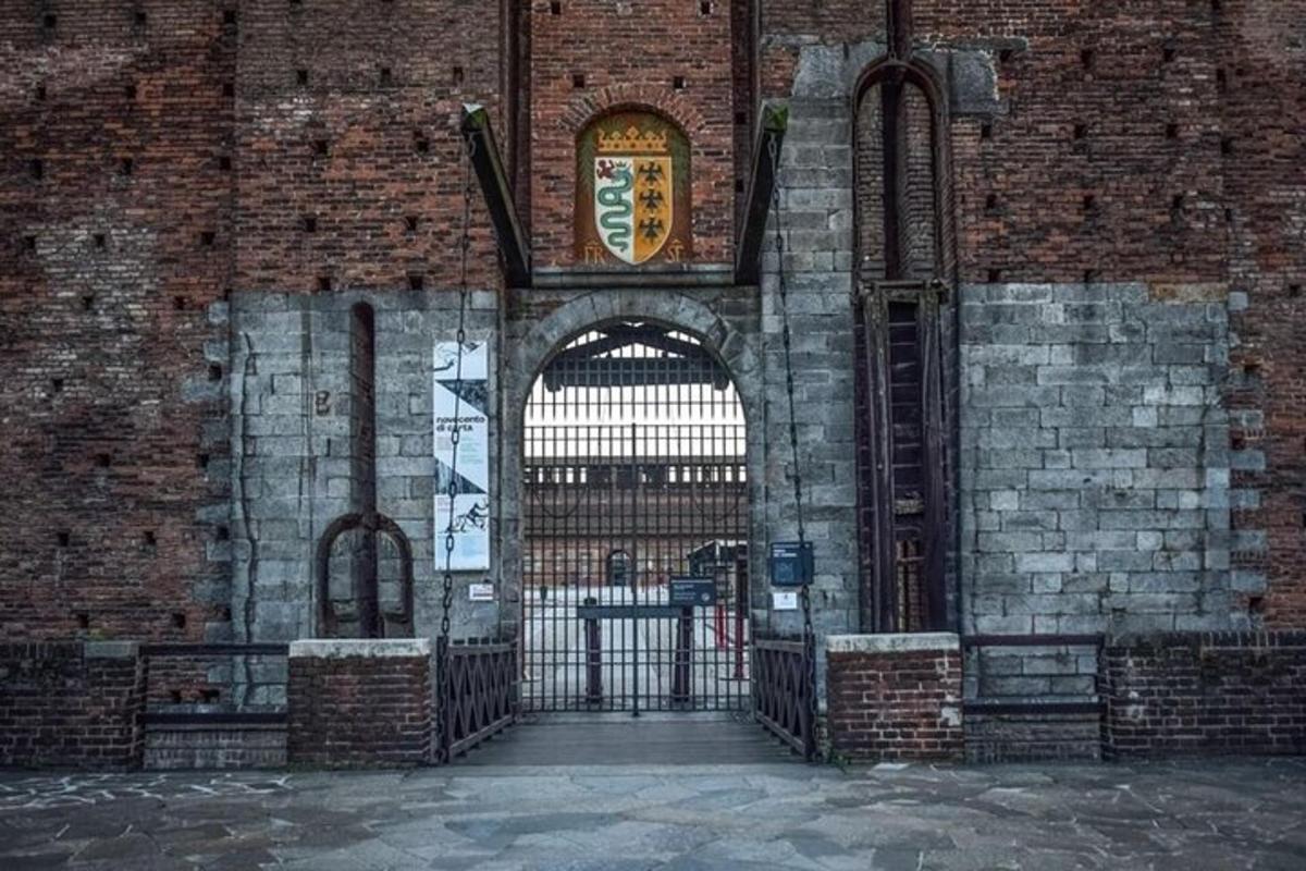 sissepääs telliskivihoonesse väravaga