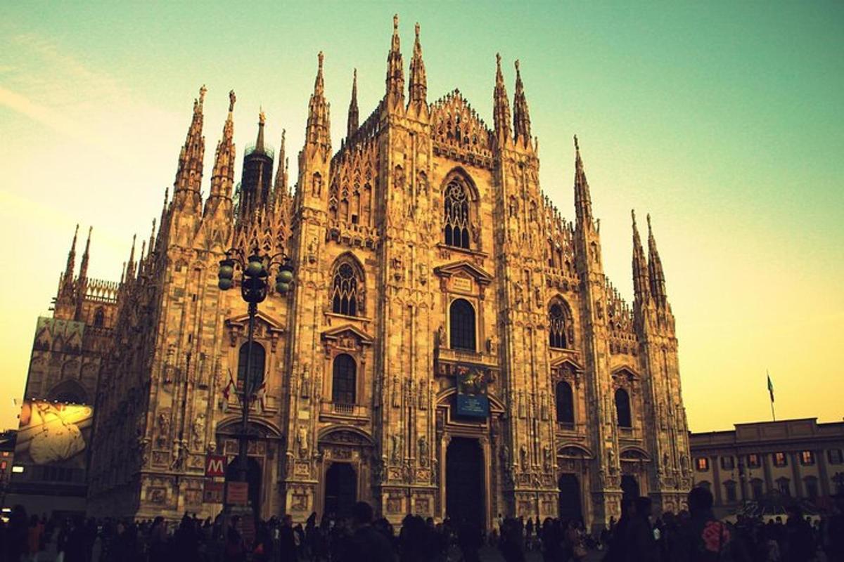 una grande cattedrale con persone in piedi davanti ad essa