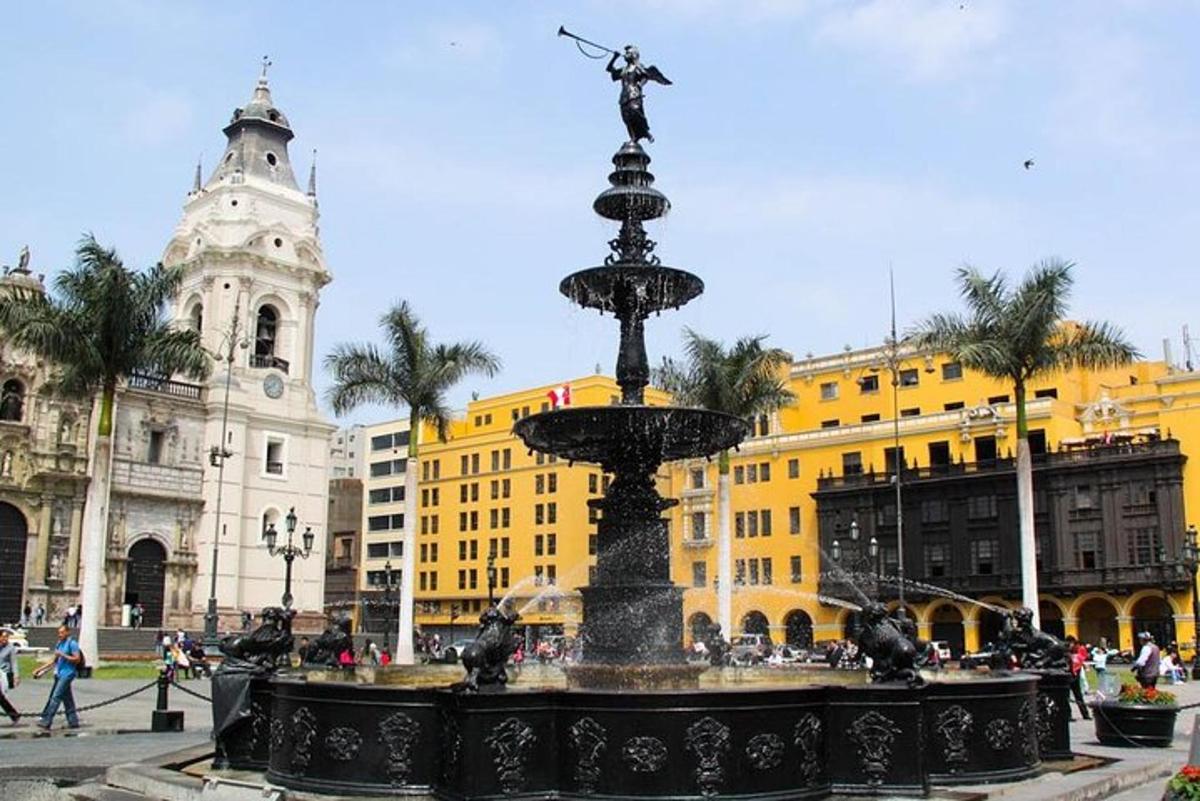 uma fonte no meio de uma cidade com edifícios