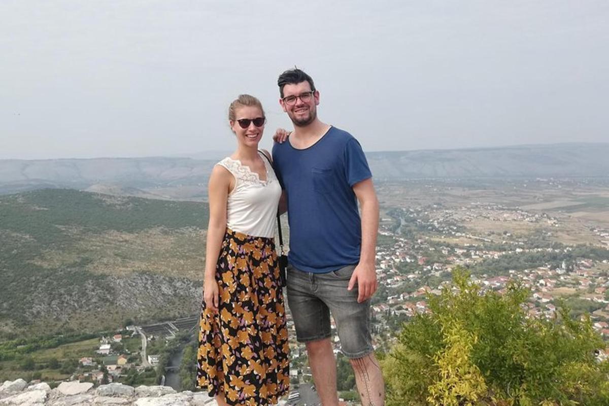 ένας άντρας και μια γυναίκα που στέκονται στην κορυφή ενός βουνού