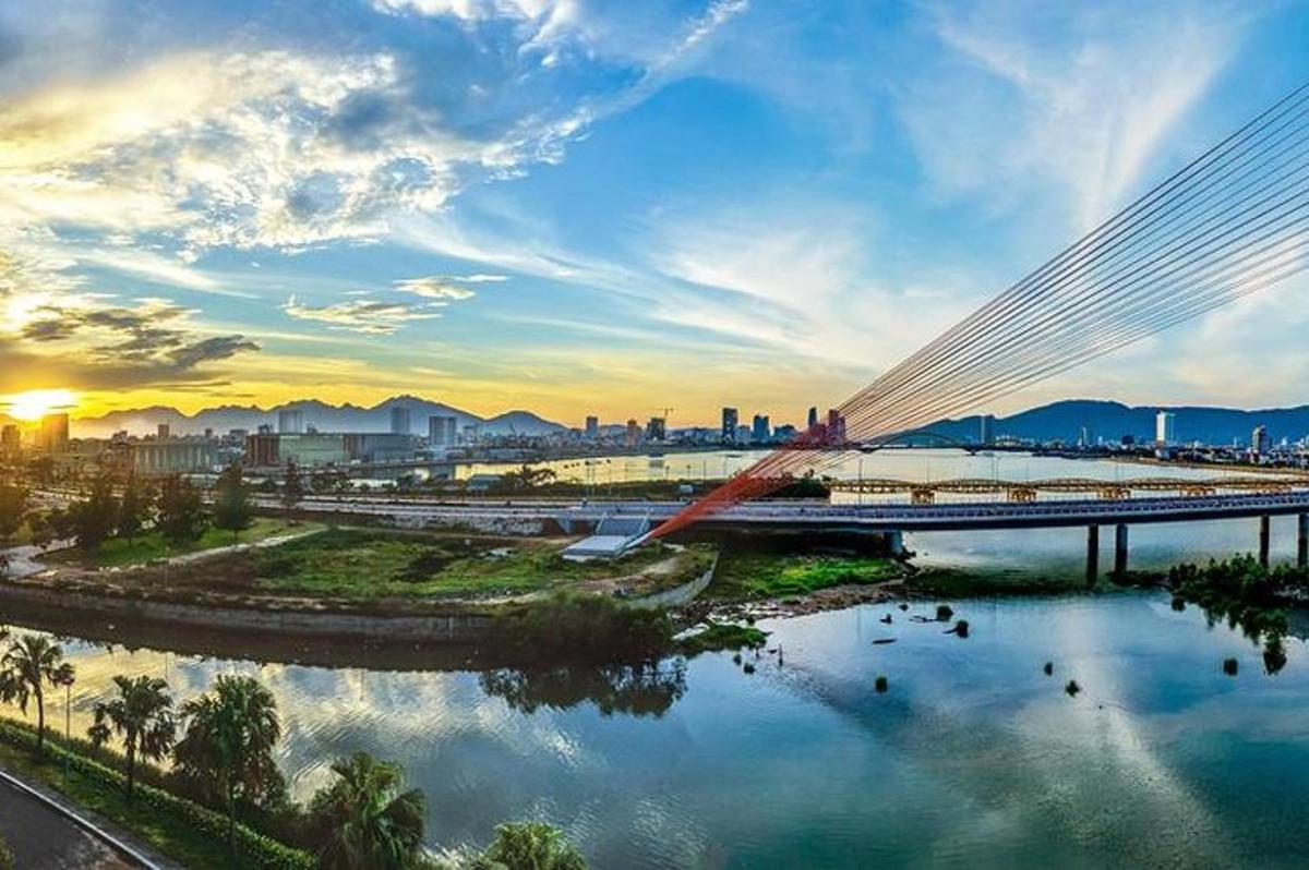 jambatan di atas sungai dengan latar belakang bandar