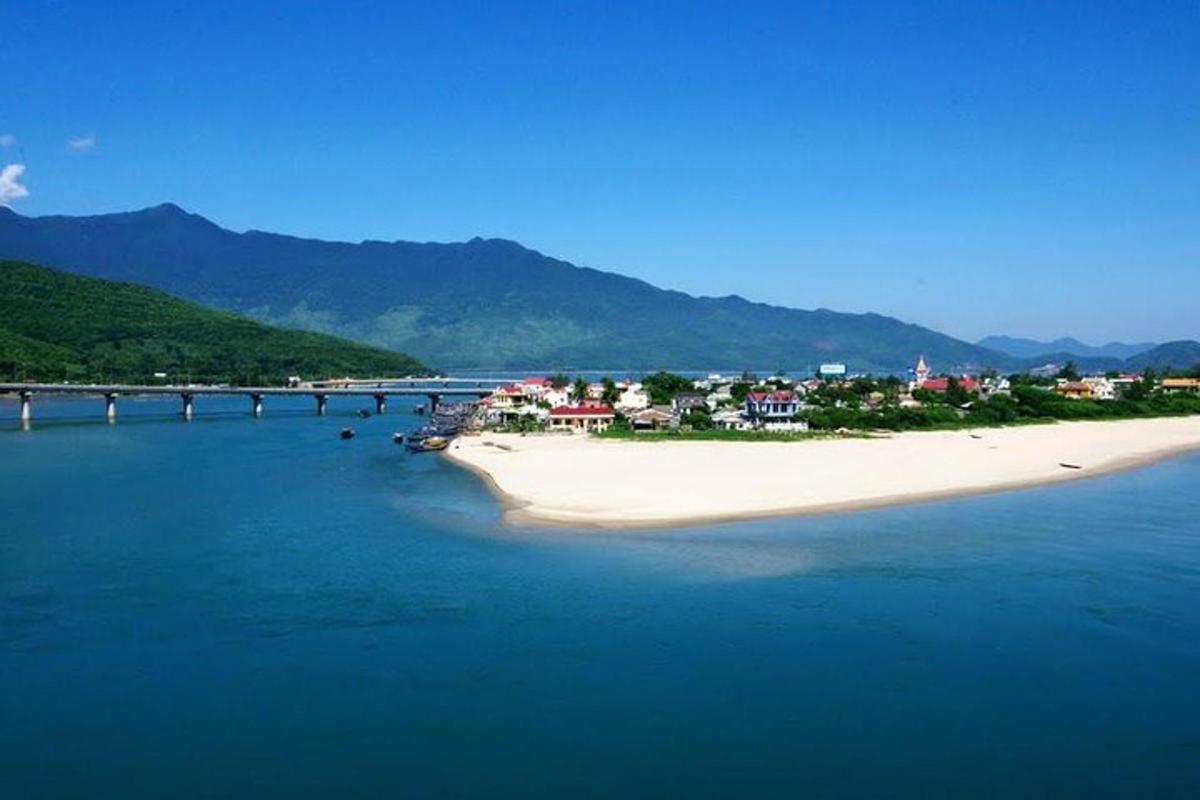 sebuah pulau di dalam air di sebelah jambatan