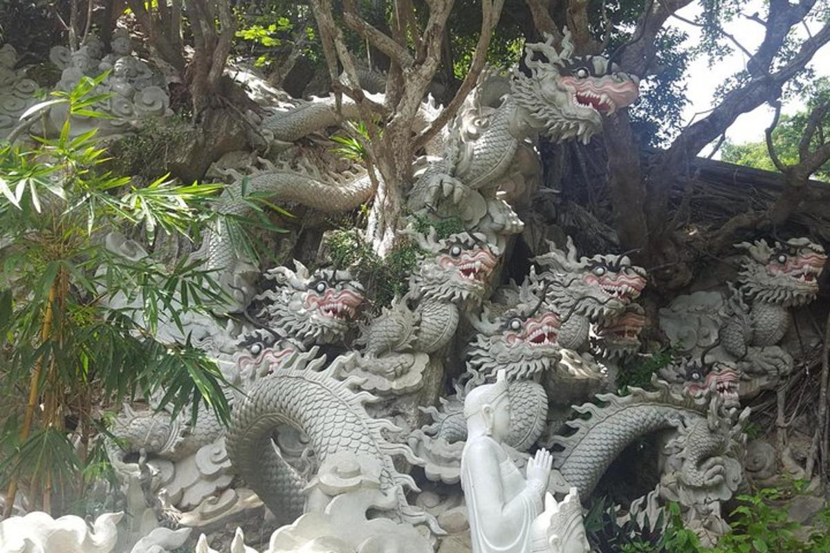 sekumpulan patung putih di sisi bangunan