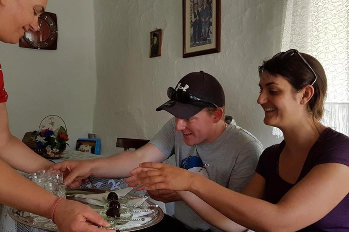 egy három főből álló csoport ül egy asztalnál