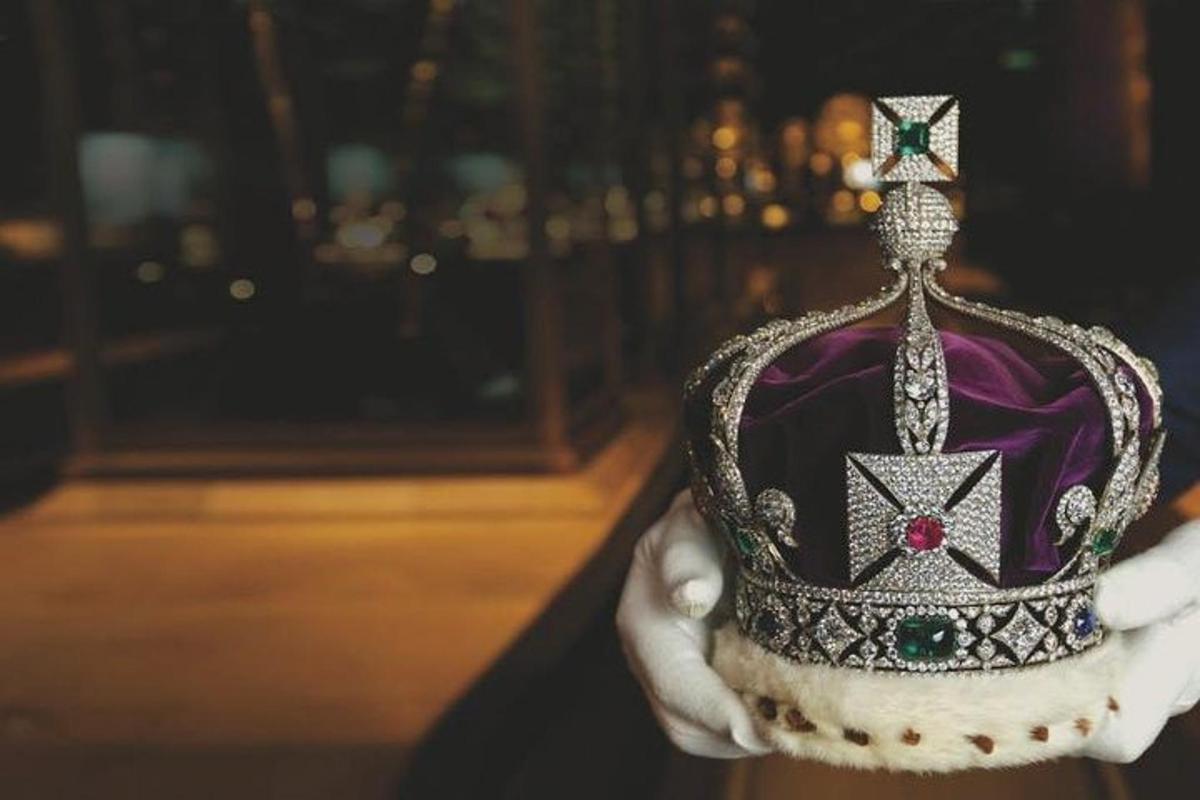 seseorang yang memegang mahkota di tangan mereka
