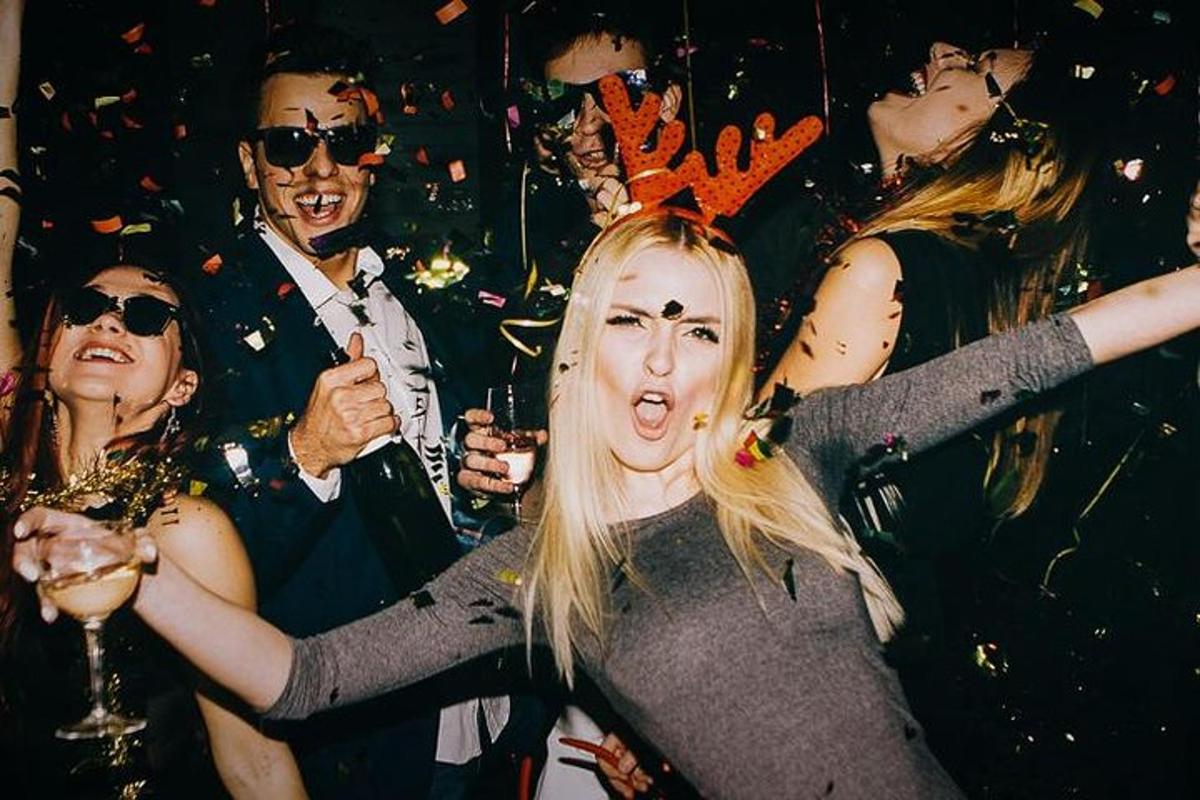 grupp inimesi, kes peol tantsivad