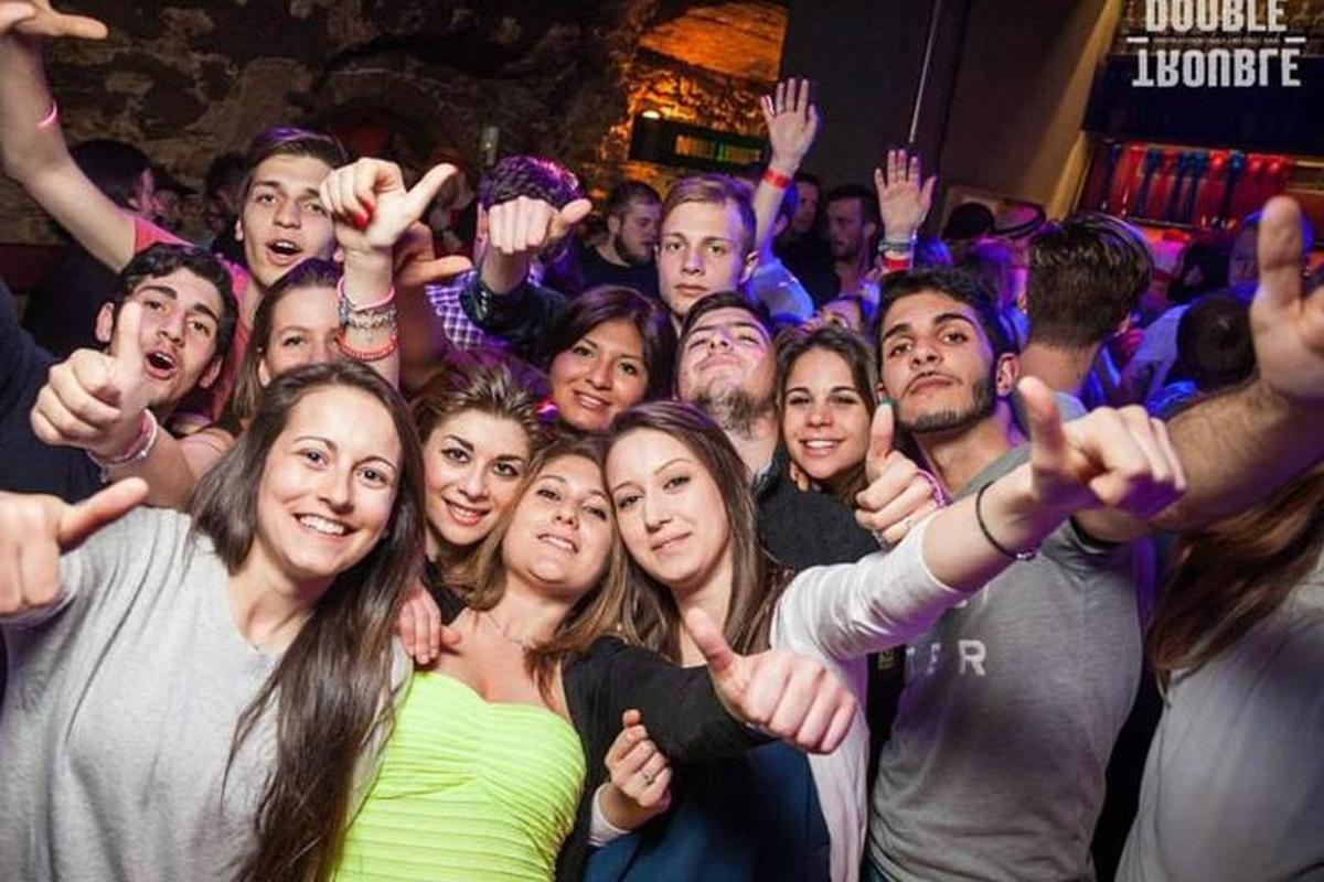 skupina lidí stojících v davu na večírku