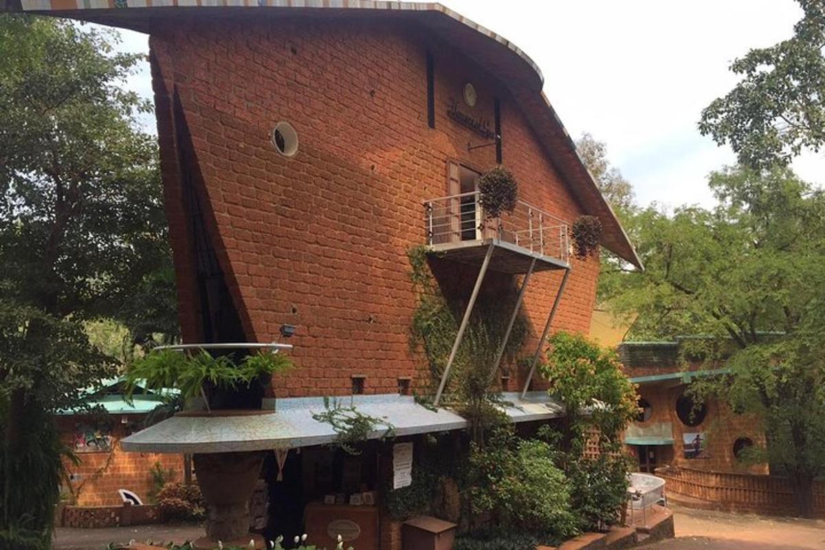 velká cihlová budova s balkonem