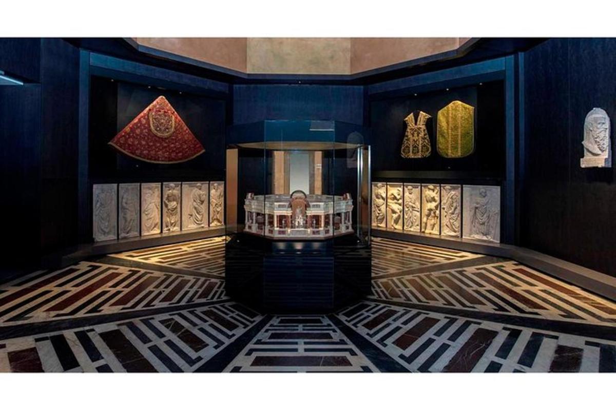una stanza con un grande acquario al centro