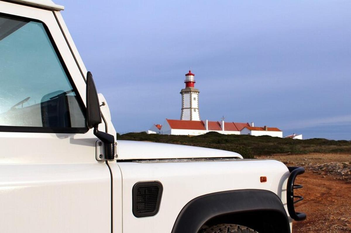 un camion bianco parcheggiato davanti a un faro