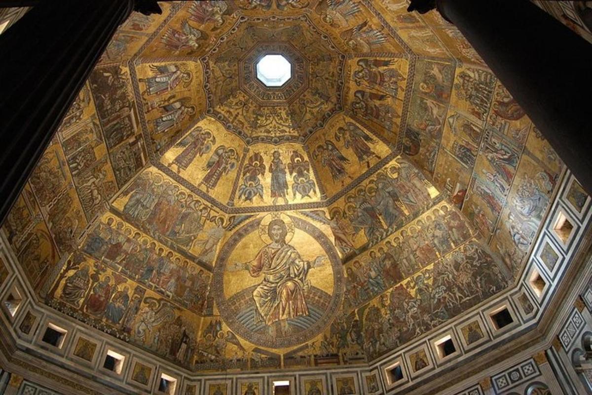 un soffitto di un edificio con dipinti sopra