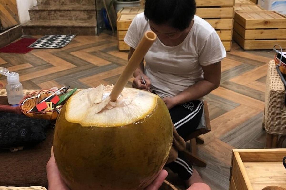 una dona sosté una cullera de fusta en un coco