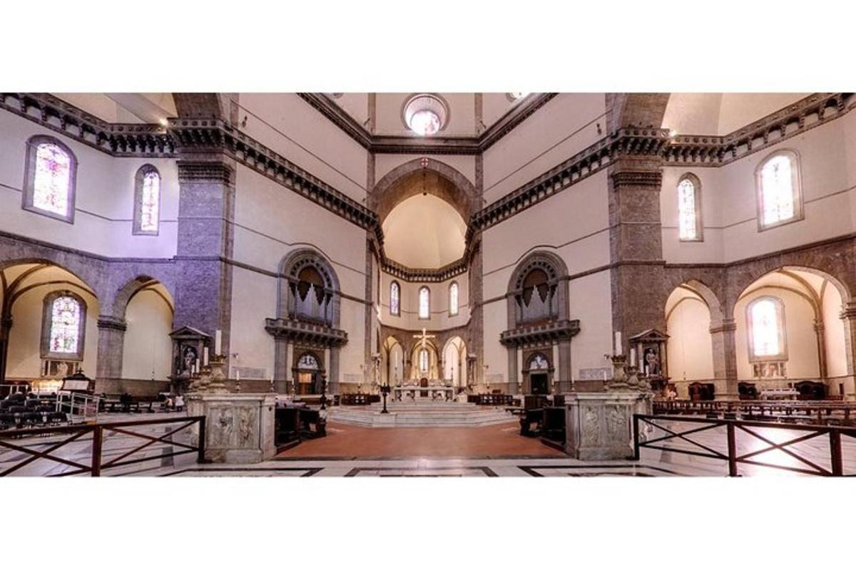 una chiesa vuota con una grande stanza con tavoli e sedie