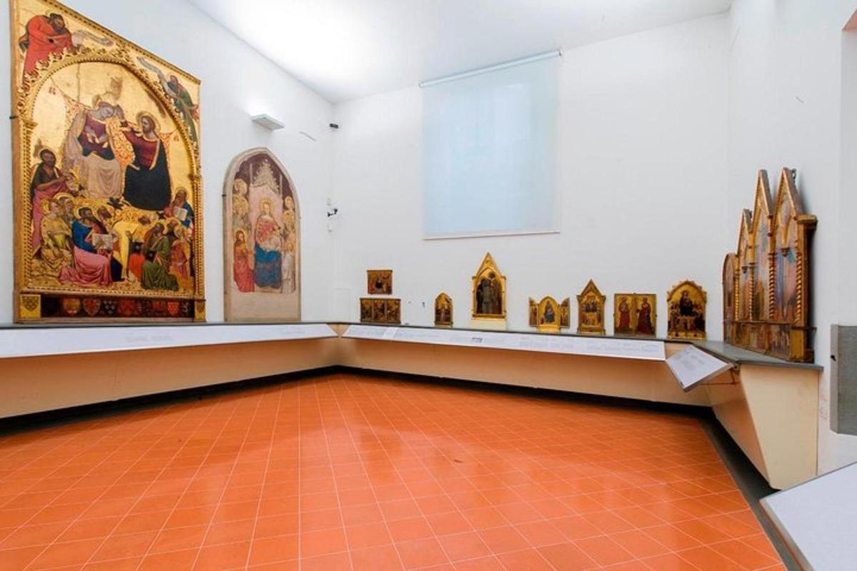 sebuah bilik besar dengan lukisan di dinding sebuah gereja