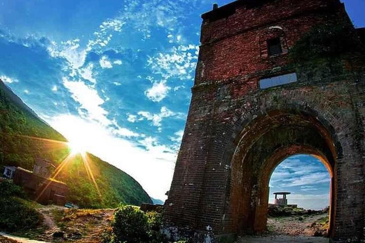 阳光照耀下的砖塔