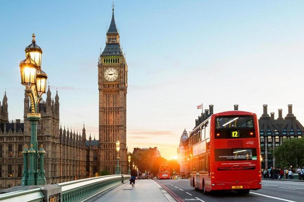 Rauður tvíhæðar rúta ekur niður götu nálægt Big Ben