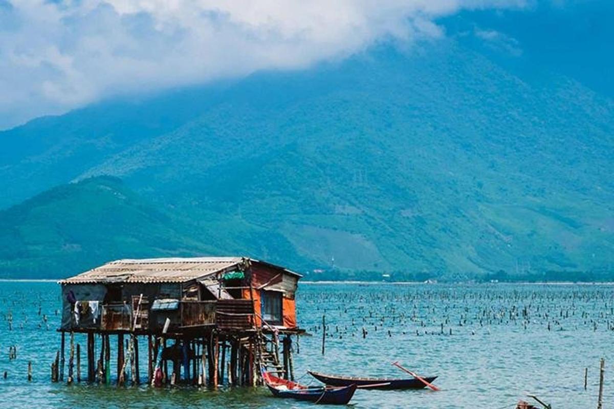 水中央码头上的一栋房子