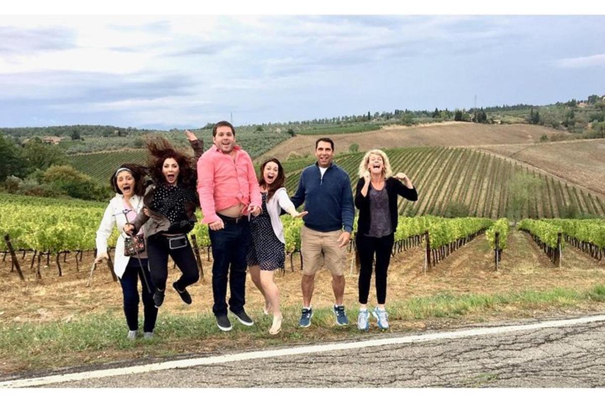 skupina ljudi, ki stojijo pred vinogradom