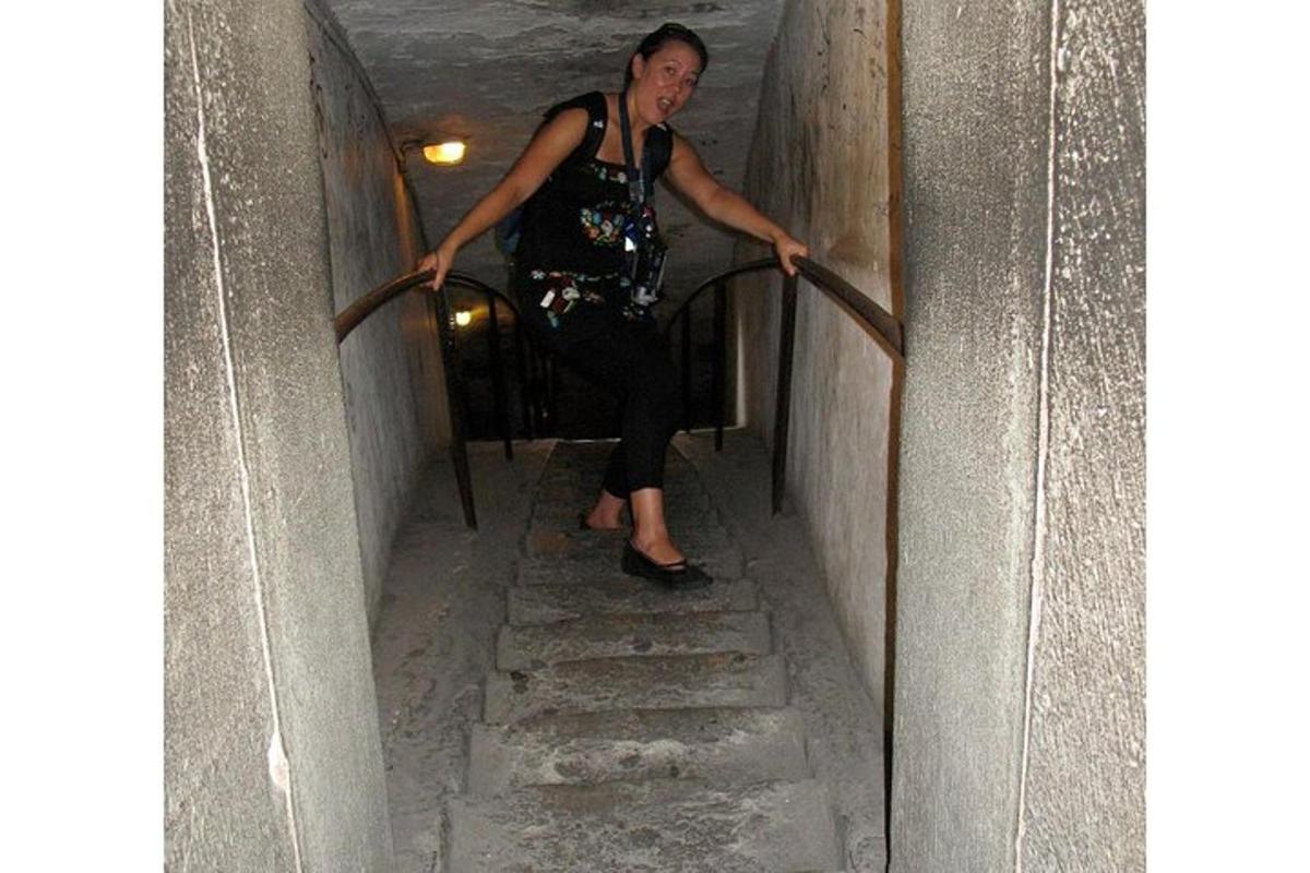 žena kráčející po schodech v budově