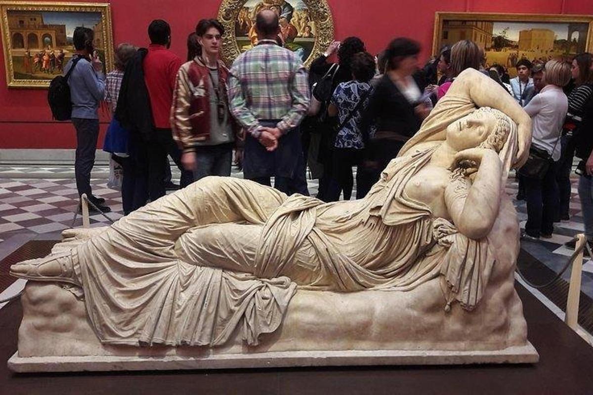 una estatua de una mujer tendida en el suelo