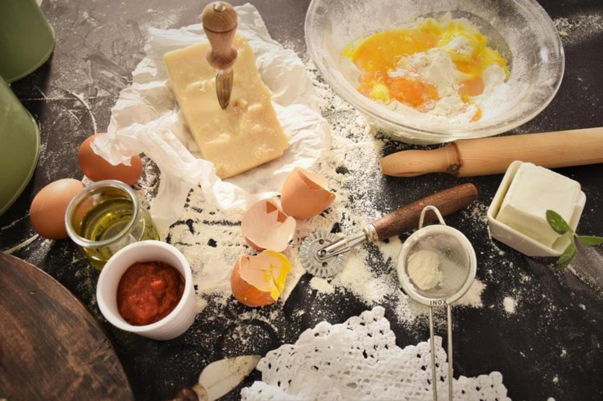 un tavolo sormontato da ingredienti per preparare un impasto