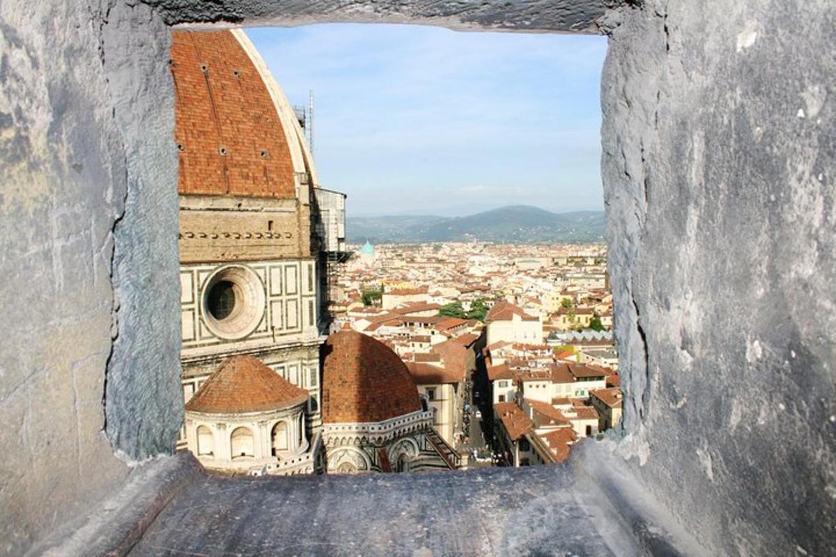 una vista di una città da una finestra di un edificio