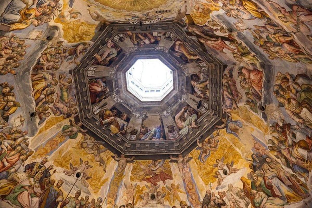 un soffitto di una chiesa con un dipinto di persone
