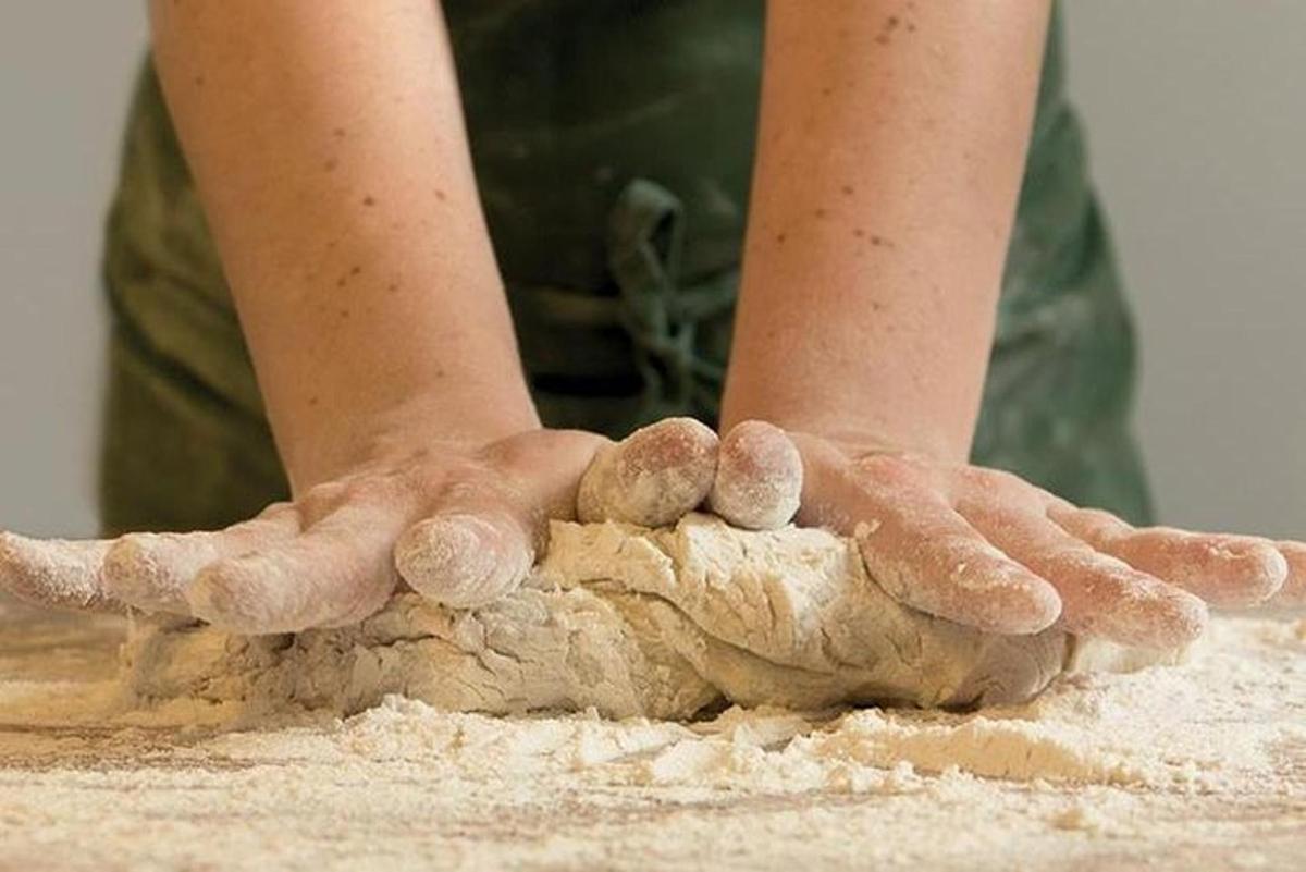 una persona con le mani nella sabbia