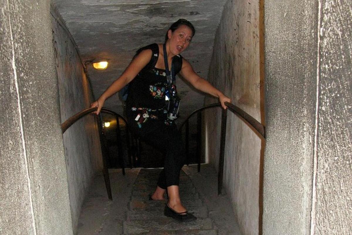 una donna in piedi su una ringhiera in un tunnel