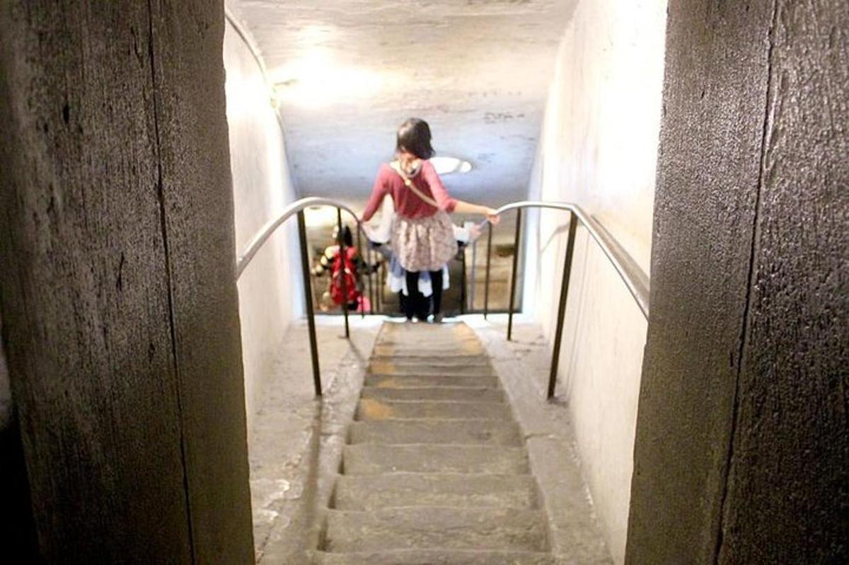 una bambina che scende le scale