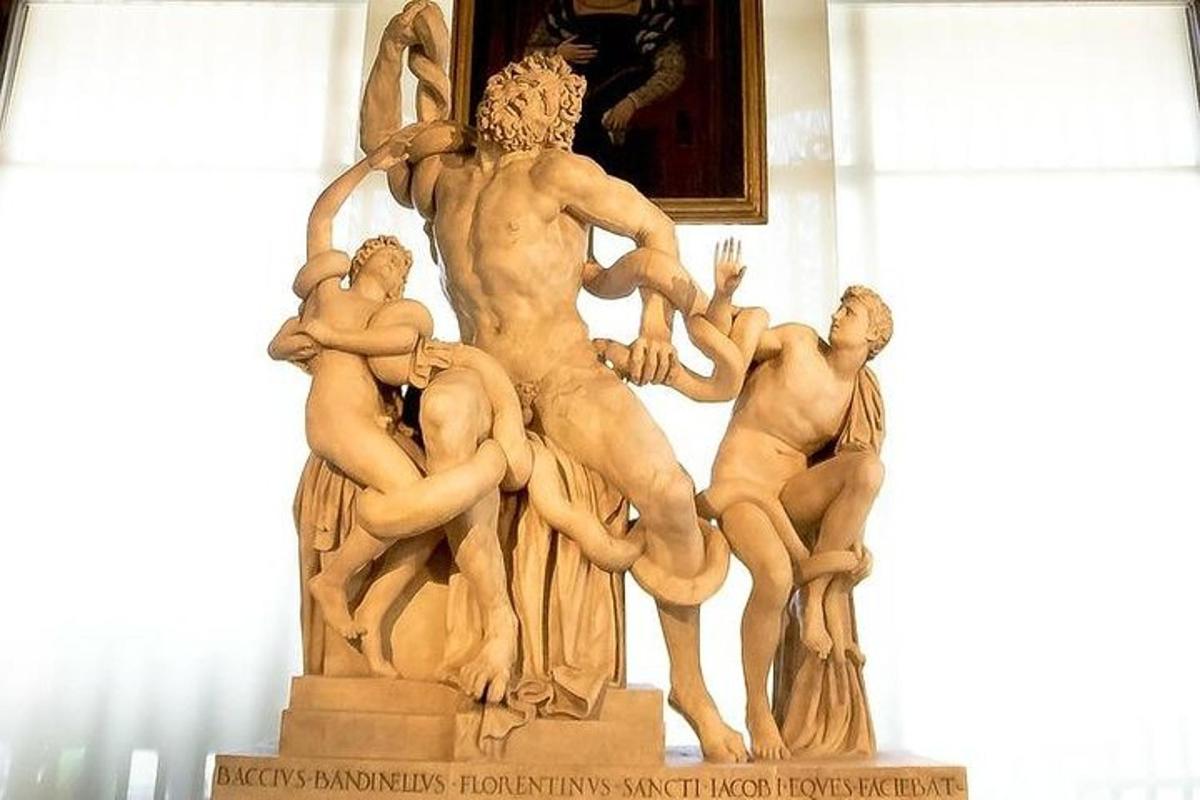 uma estátua de um homem com homens ao seu redor