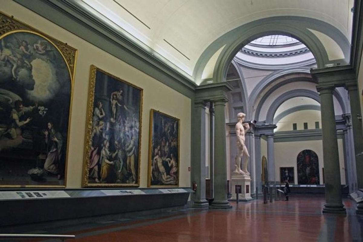muzeum s malbami na stěnách a sochou