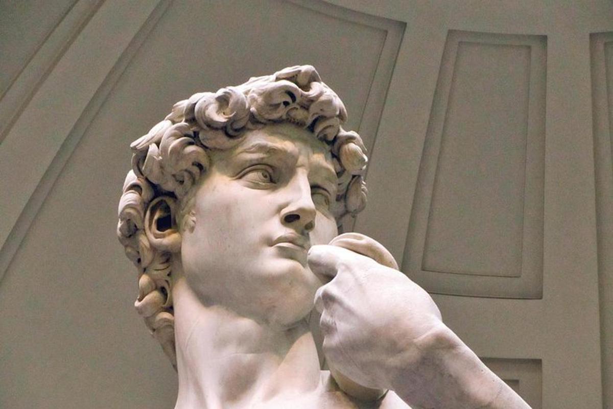 une statue d'un homme avec son doigt dans la bouche