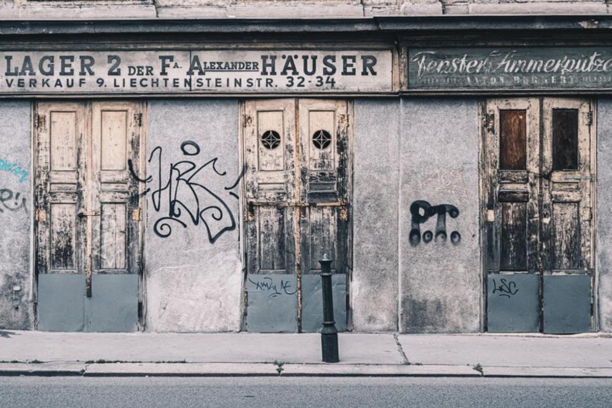 tänaval asuv hoone, millel on uksed ja millel on grafiti
