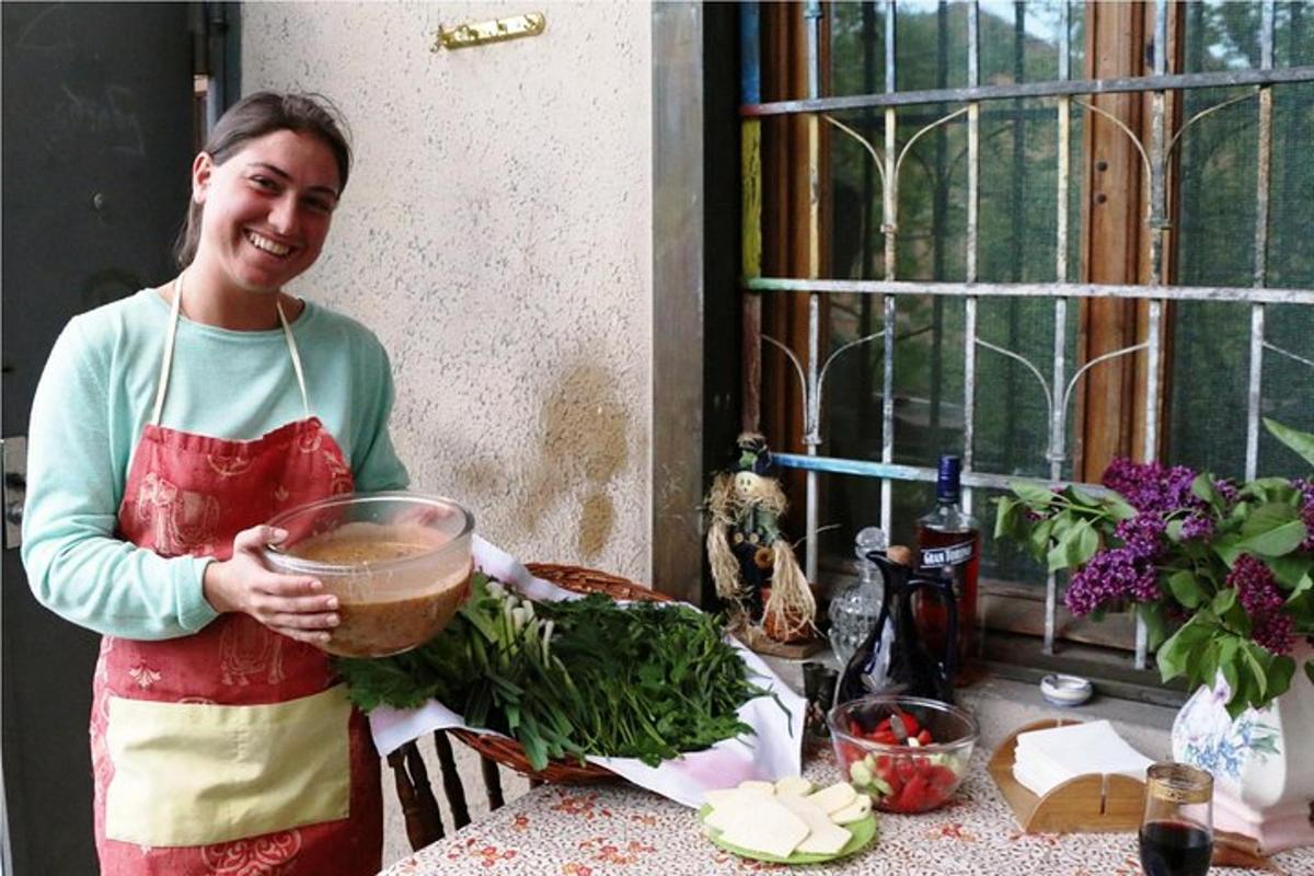 žena stojící v kuchyni s miskou zeleniny