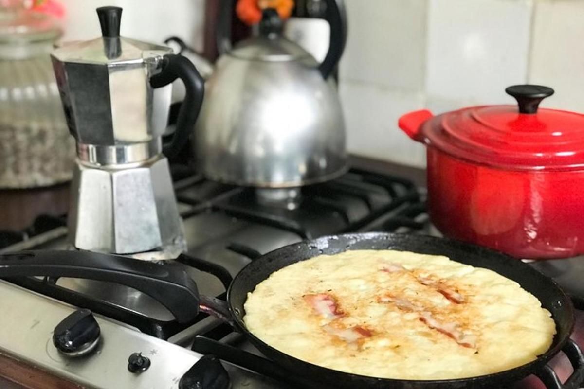 Un panqueque cocinándose en una sartén sobre una estufa