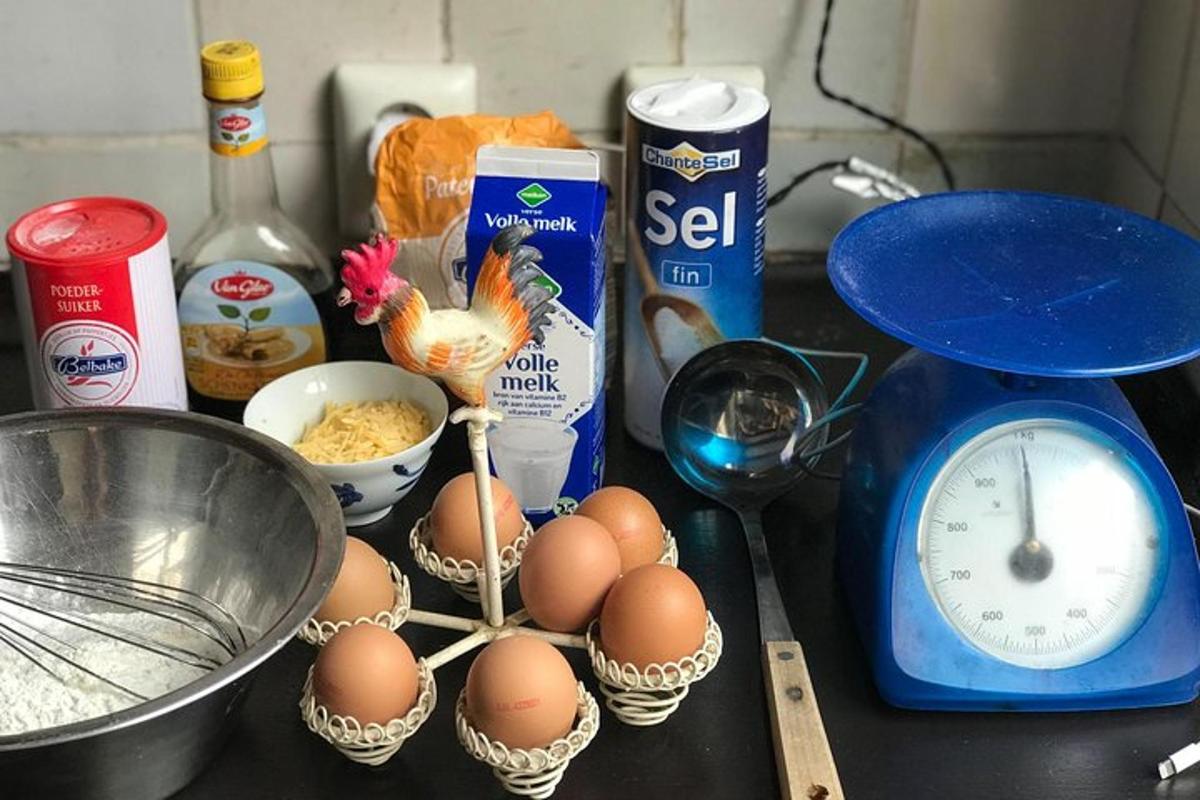 borð með eggjum og vog og öðrum hráefnum