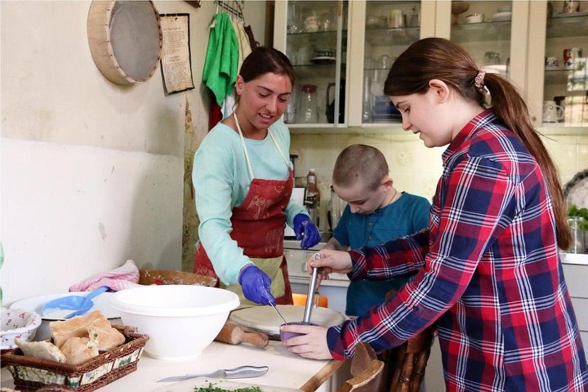 mutfakta yemek hazırlayan iki kadın ve bir erkek