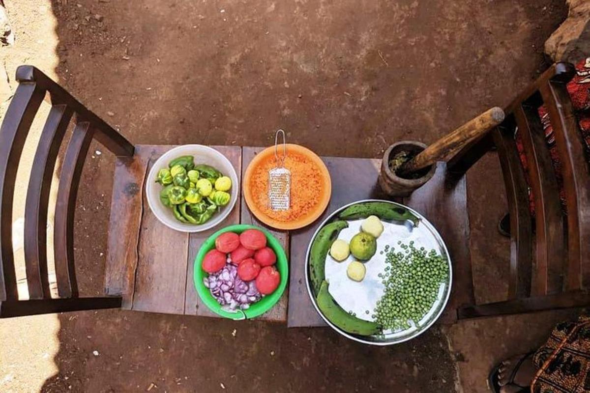 isang mesa na may mga plato ng prutas at gulay sa ibabaw nito
