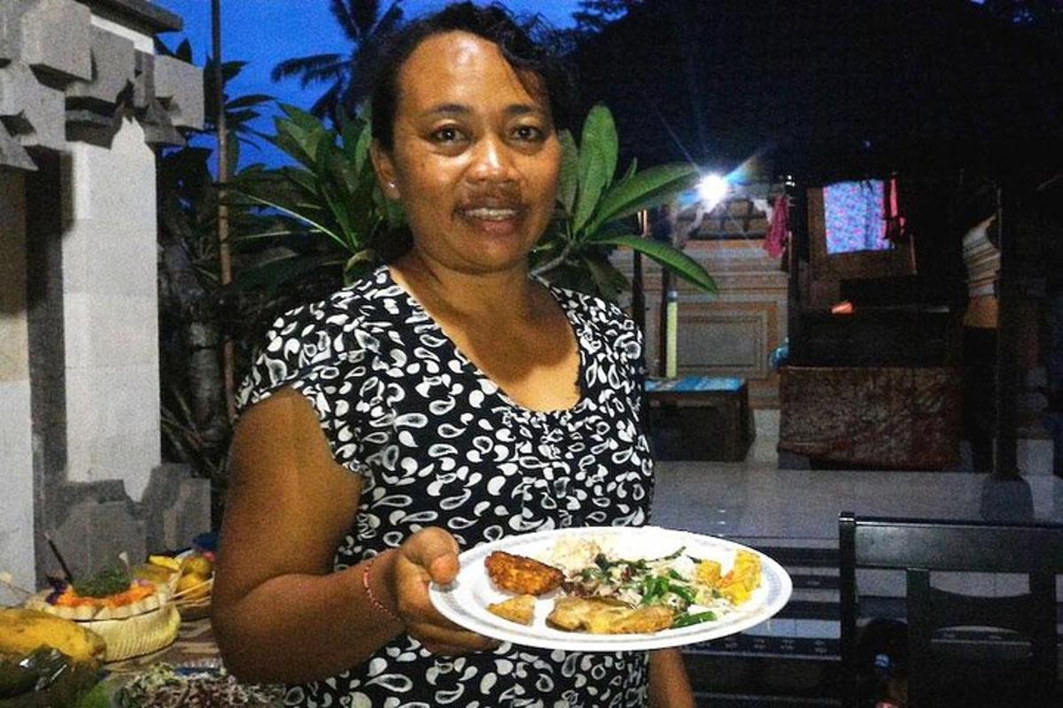 una donna tiene in mano un piatto di cibo